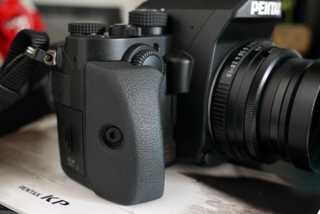 グリップ交換すると別物のカメラになる。PENTAX-KPカメラの三形態！ | 写真生活のススメ